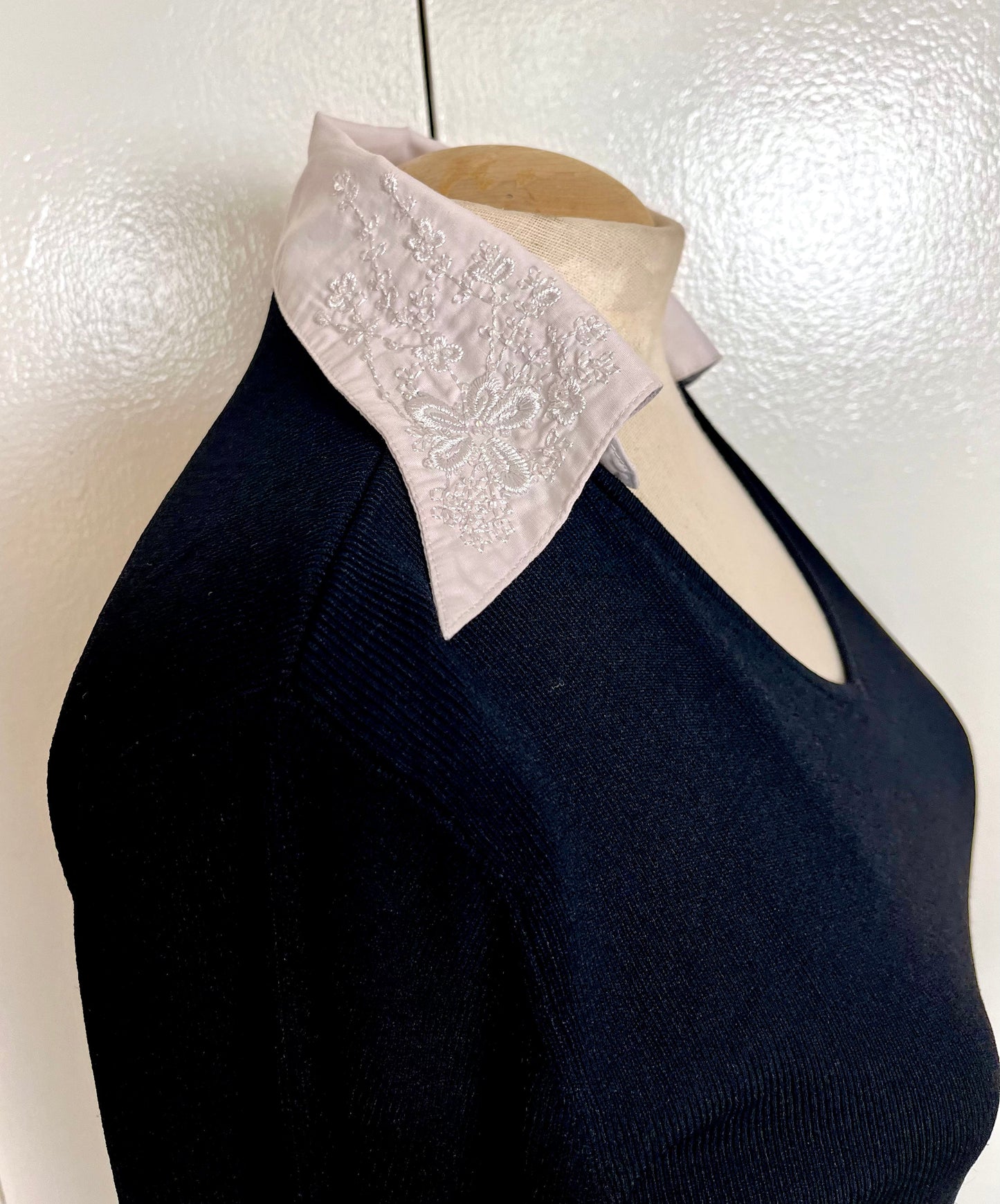 Vintage Y2K "Michelle Nicole" White & Black Collared Stretch-Knit Blouse