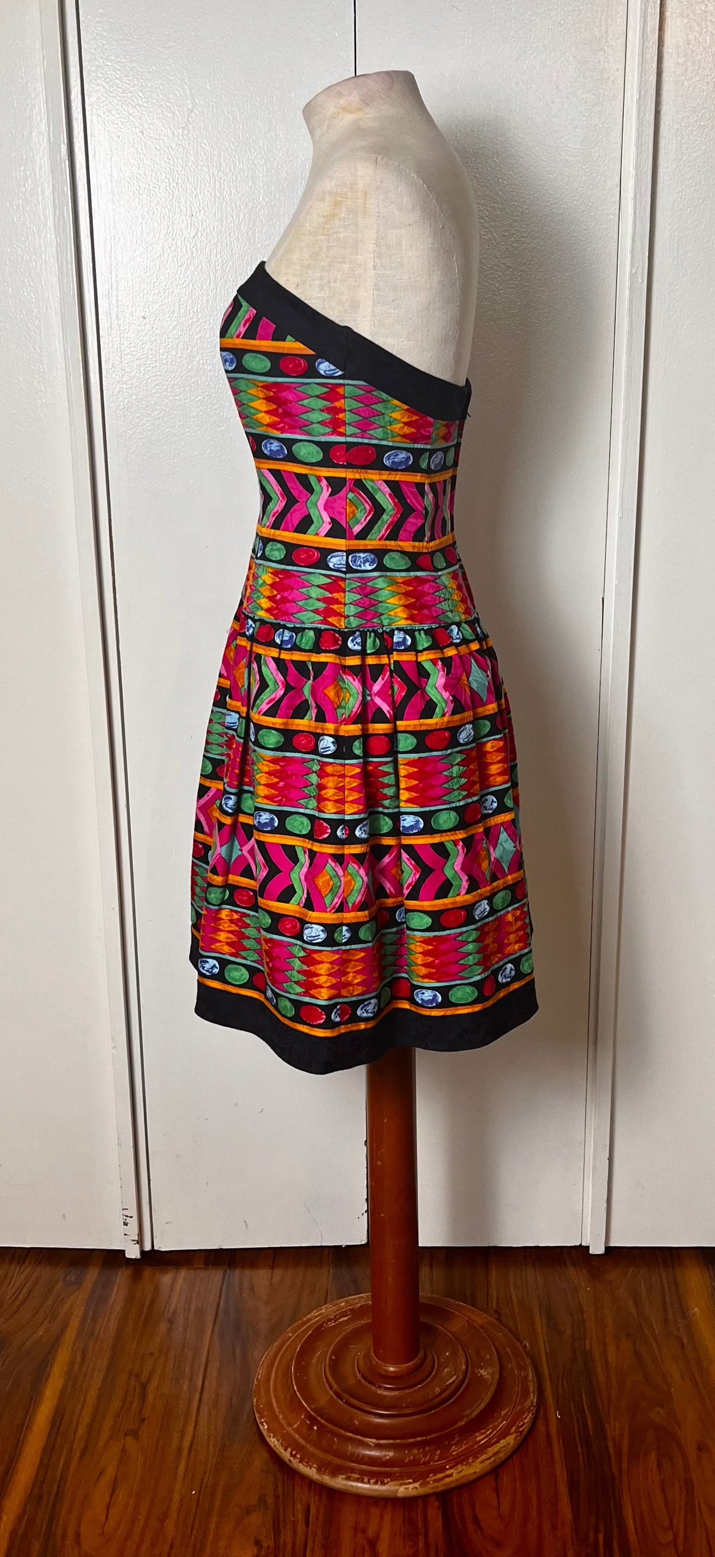 Vintage 1980's "A.J. Bari" Graphic Strapless Fit n Flare Mini Dress