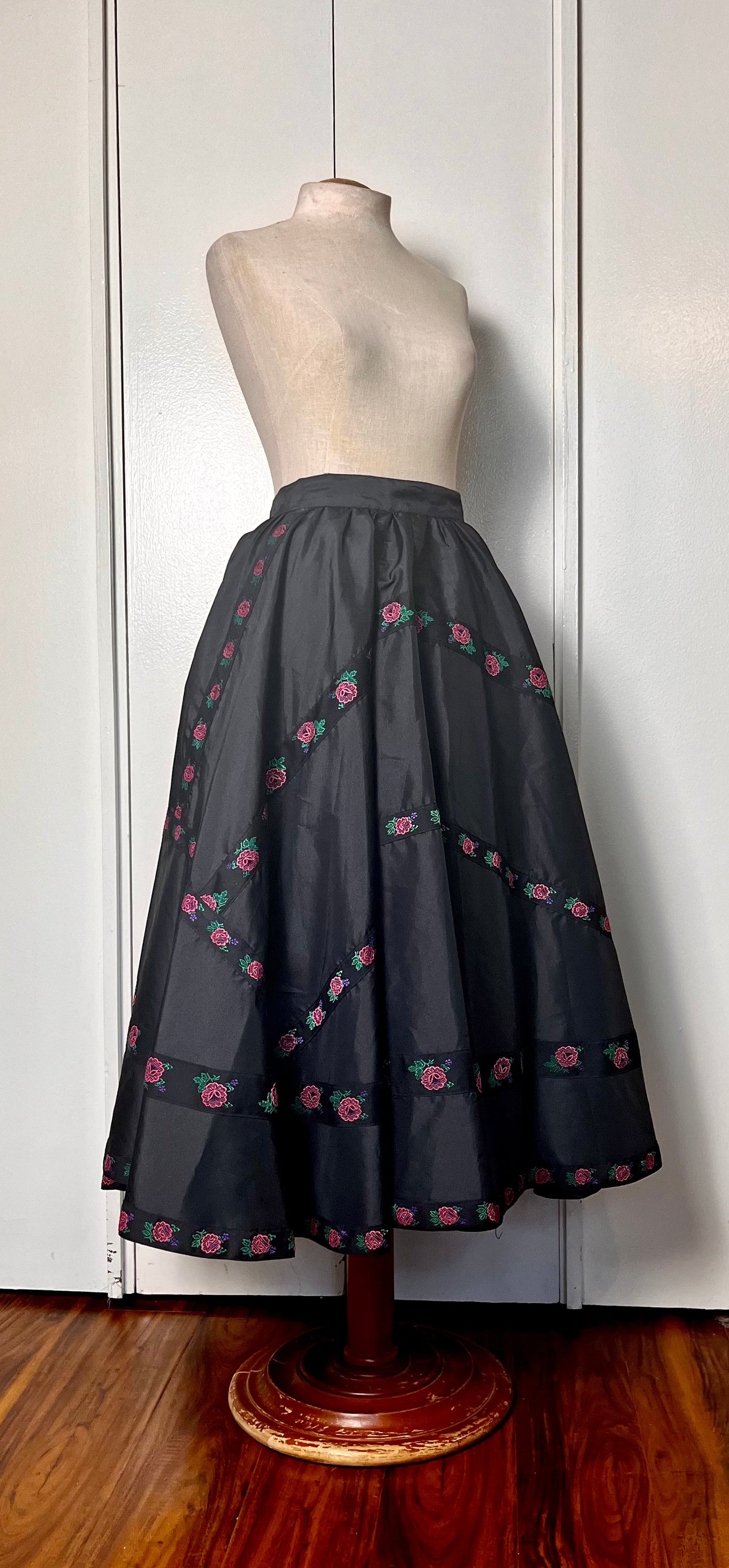 Vintage 1990's does 50's "Mondi" Black Rose Trim Circle Skirt