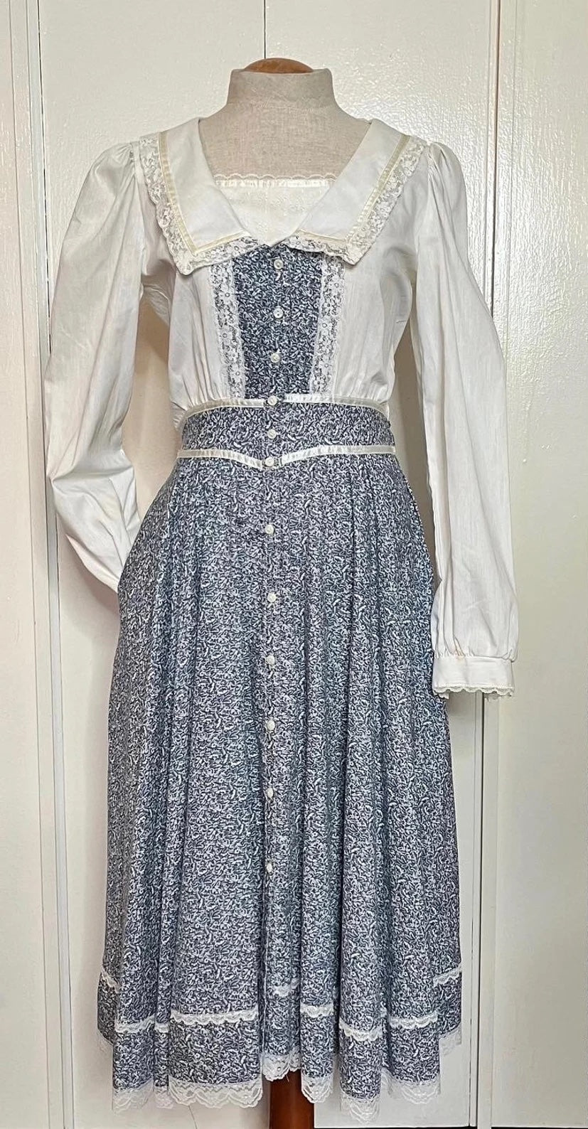Vintage 1970’s Gunne Sax by Jessica McClintock White & Blue Floral & Lace Collared Button-Front Midi Dress