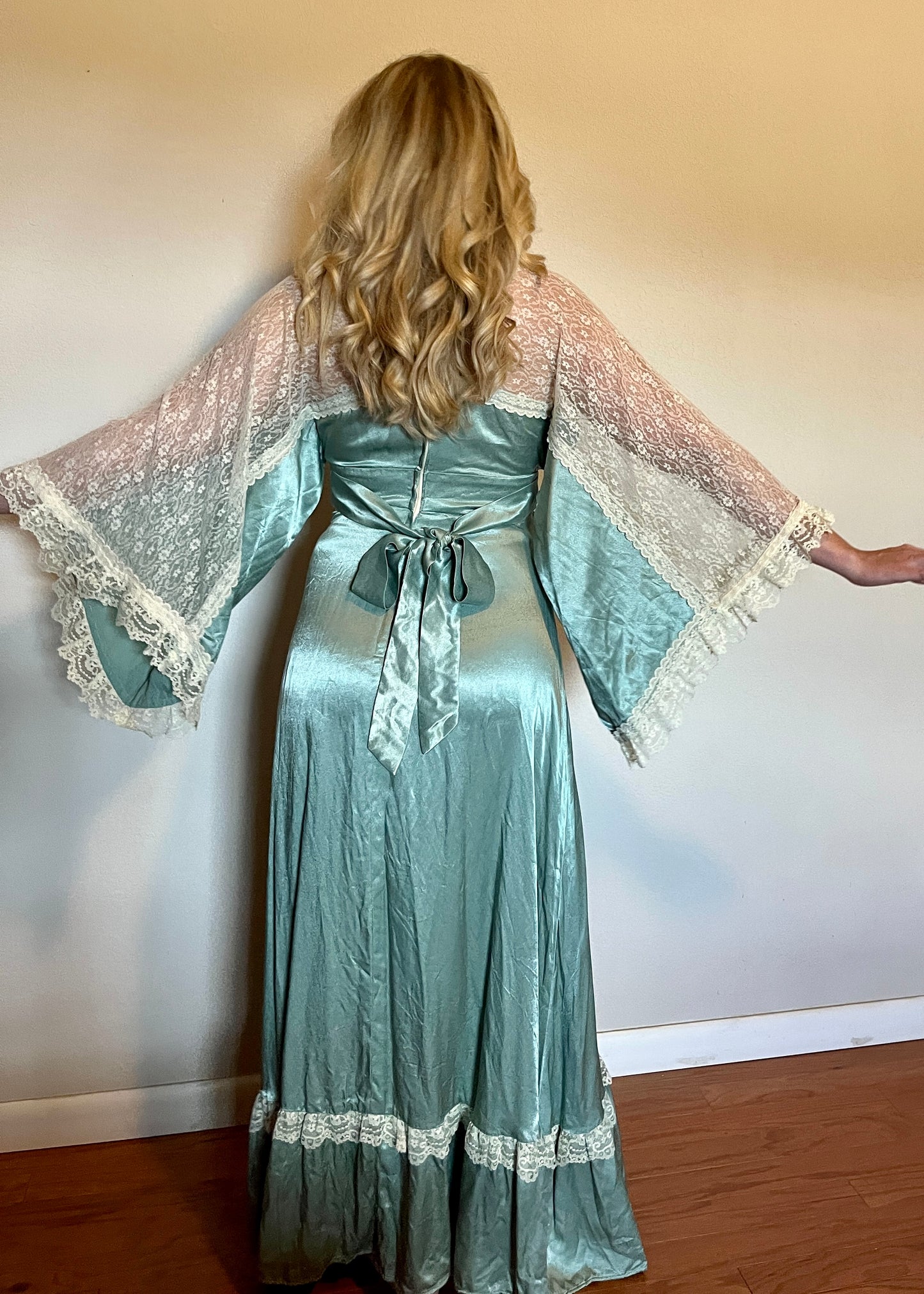 Vintage 1970’s Gunne Sax by Jessica McClintock Green Crepe Satin & Lace Angel Sleeve Dress