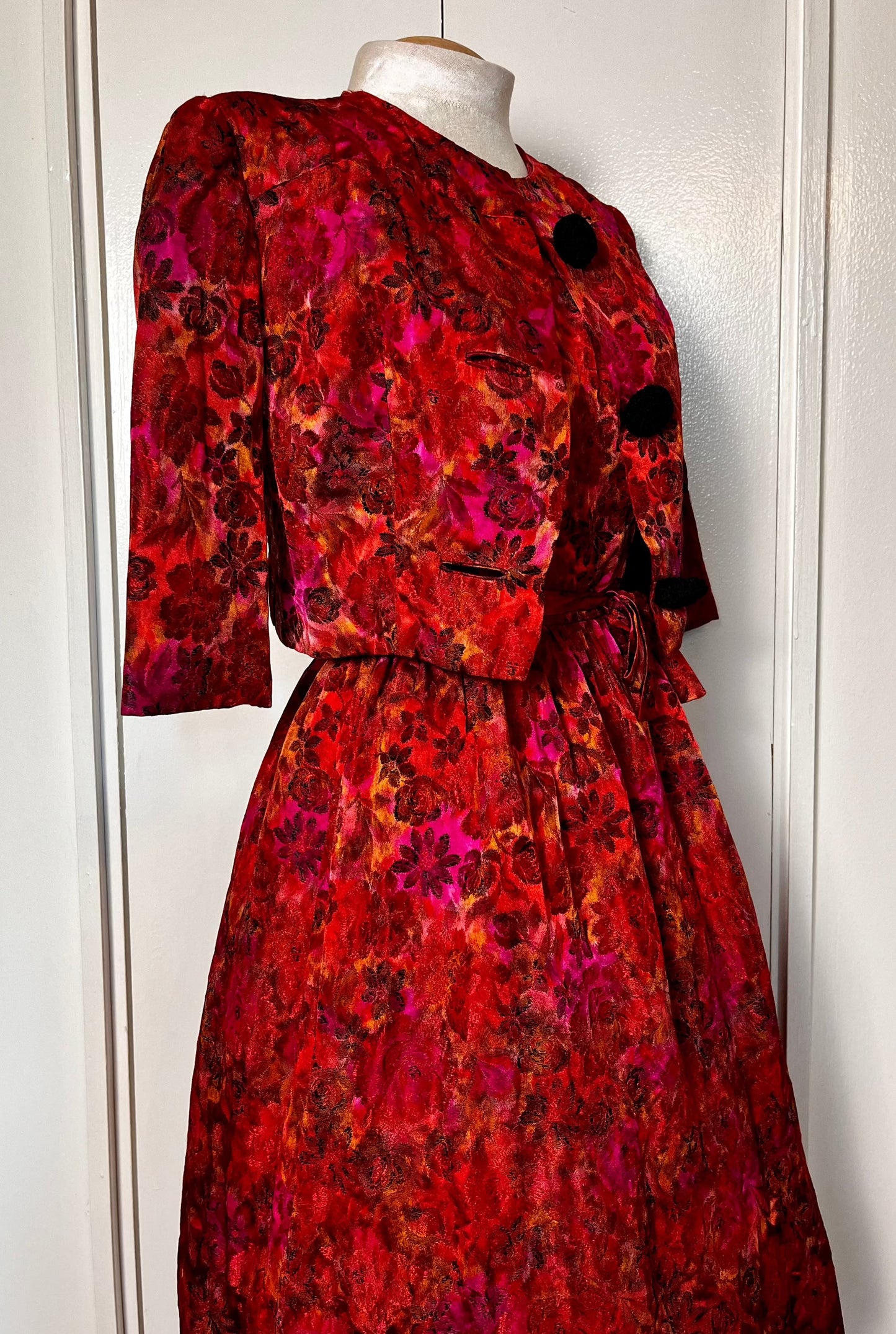 Vintage 1950's Rare Designer "Gustave Tassell" Two-Piece Set: Matching Dress and Jacket made of Silk-Brocade Floral